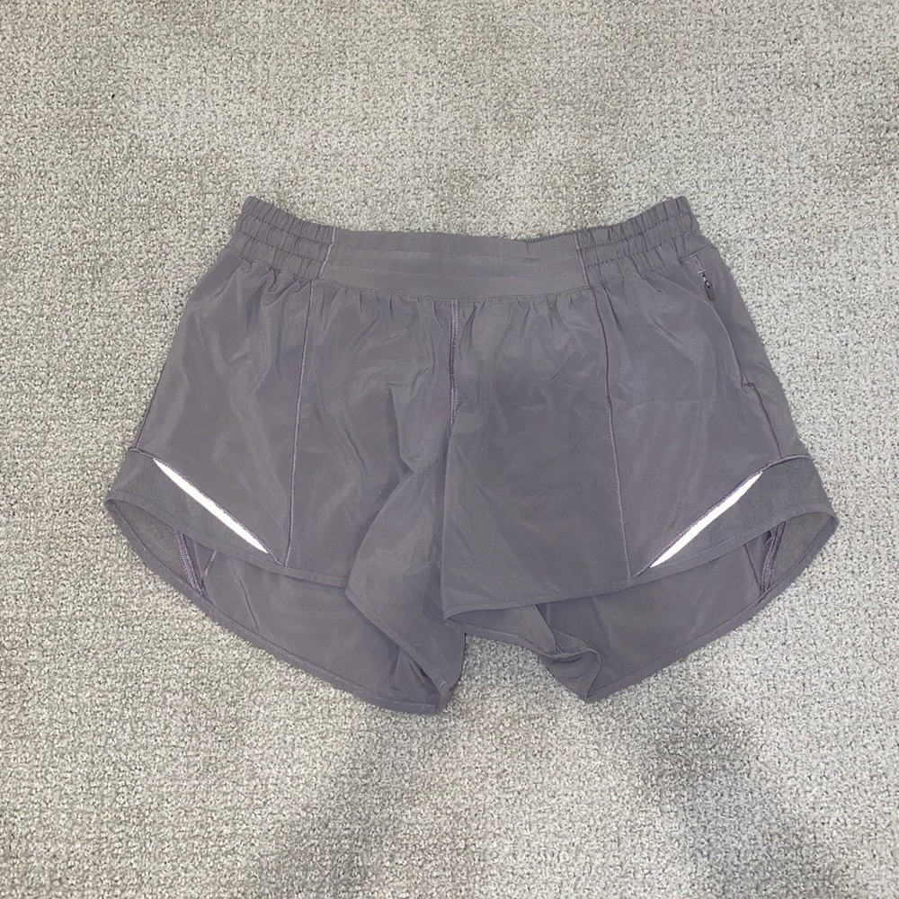 Lululemon hotty hot shorts 2.5” - size 8